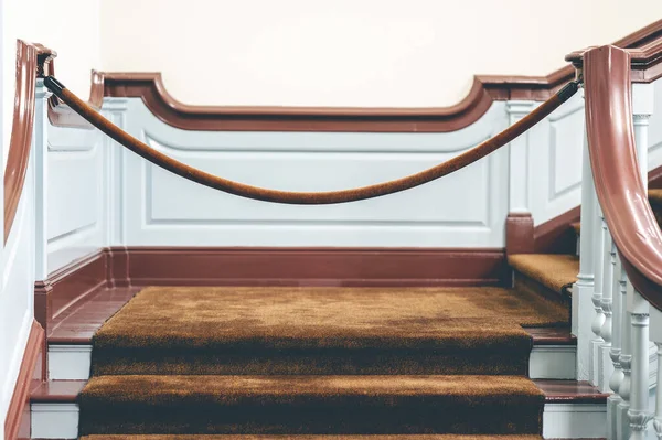 Eine Mit Einem Seil Verschlossene Treppe — Stockfoto