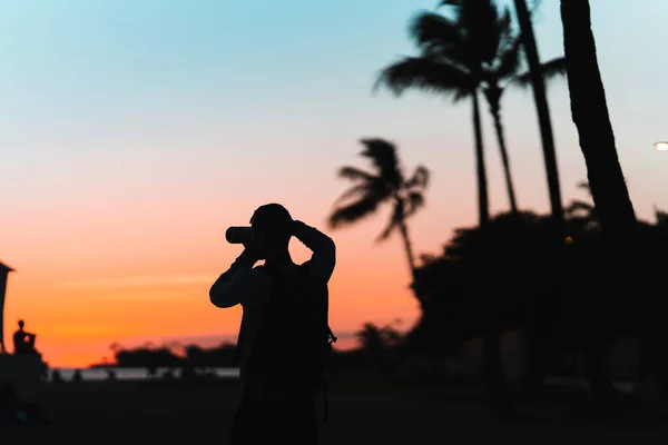 Μια Σιλουέτα Ενός Φωτογράφου Στο Φόντο Του Ηλιοβασιλέματος — Φωτογραφία Αρχείου