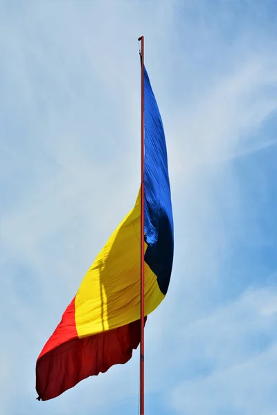 中午时分 罗马尼亚国旗在风中飘扬的垂直镜头 — 图库照片