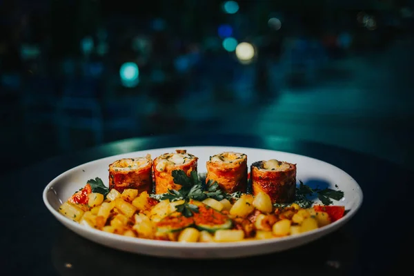 Primer Plano Delicioso Pollo Queso Con Patatas Verduras — Foto de Stock