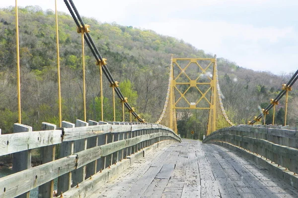 山を背景にアーカンソー州の古い木造吊り橋の閉鎖 — ストック写真