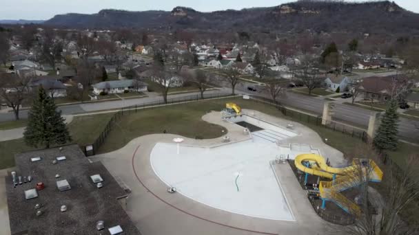 Een Luchtfoto Van Speeltuin Met Schaatsbaan Buurt Van Auto Weg — Stockvideo