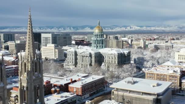 Colorado Eyalet Kongre Binası Nın Denver Karla Kaplı Konutlarla Çevrili — Stok video