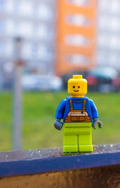 Poznan Pologne Mars 2021 Figurine Jouet Lego Souriante Debout Sur — Photo