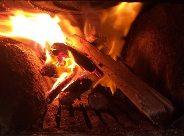 Yanan Bir Odun Sobasının Yakın Çekimi — Stok fotoğraf