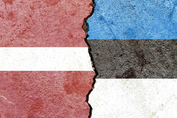 Vlaggen Van Letland Estland Geschilderd Gebarsten Muurachtergrond Politiek Conflict Concept — Stockfoto
