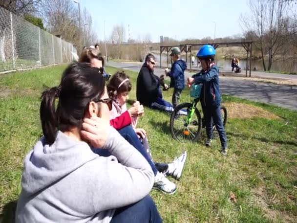 Felnőttek Gyermekek Ülnek Homokon Fagyit Esznek Egy Meleg Tavaszi Napon — Stock videók