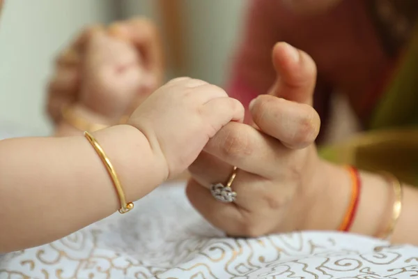 Bebé Indio Recién Nacido Sosteniendo Mano Madre —  Fotos de Stock