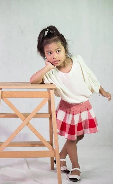 Uma Menina Asiática Bonita Elegante Vestindo Roupa Casual Colorido Penteado — Fotografia de Stock