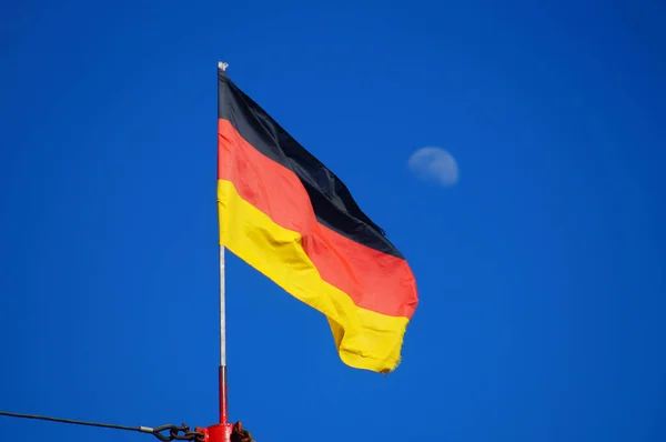Bandera Alemana Ondeando Contra Cielo Azul Brillante Con Luna Fondo — Foto de Stock
