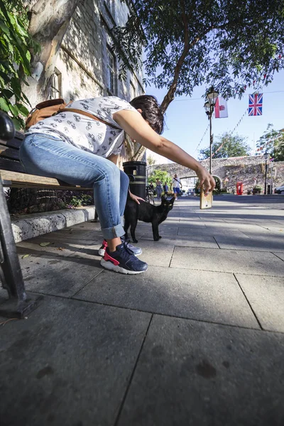 Colpo Verticale Una Donna Bianca Caucasica Che Selfie Con Gatto — Foto Stock