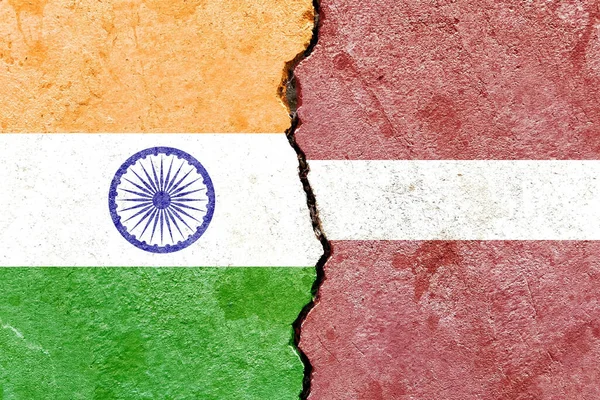 인도와 라트비아의 국기가 벽돌담 그려진 — 스톡 사진