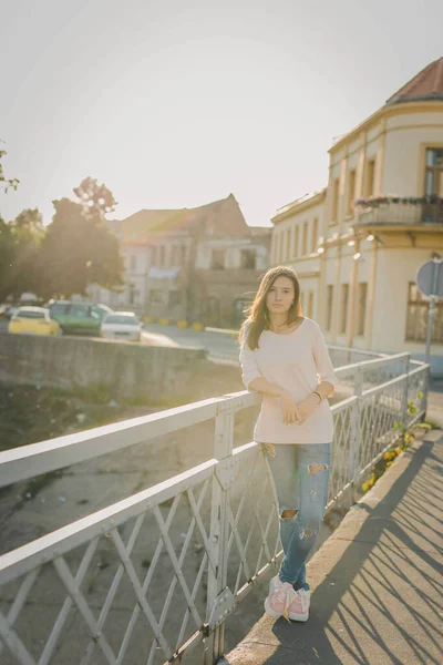 Tiro Vertical Uma Bela Menina Branca Caucasiana Apoiada Uma Cerca — Fotografia de Stock