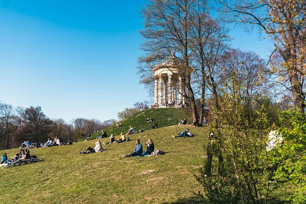 Munich Alemania 2021 Jóvenes Disfrutando Del Clima Primaveral Jardín Inglés — Foto de Stock