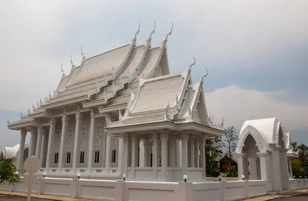 Belo Templo Tailandês Wat Khao Din Templo Branco Localizado Sudeste — Fotografia de Stock