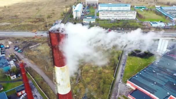 Luftaufnahme Eines Industriegebäudes Mit Rauch Der Aus Dem Schornstein Aufsteigt — Stockvideo