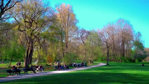 Молоді Люди Насолоджуються Весняною Погодою Англійському Саду Мюнхені Незважаючи Пандемію — стокове відео