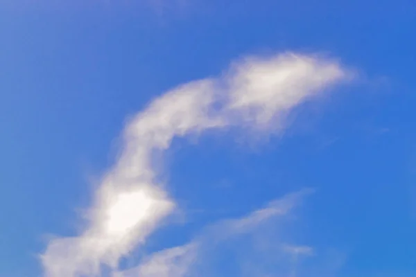Egy Gyönyörű Fehér Felhő Tiszta Kék Égen — Stock Fotó