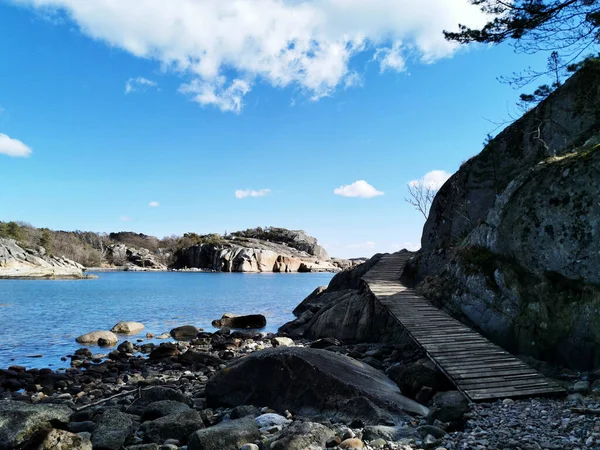 Prachtig Landschap Met Een Houten Brug Bij Klif Ranvika Noorwegen — Stockfoto