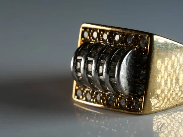 Detailní Záběr Zlatého Prstenu Diamanty Bílém Pozadí — Stock fotografie