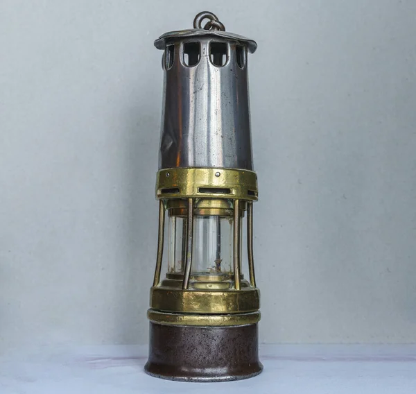 Primer Plano Una Lámpara Aceite Vintage Sobre Mesa Contra Una —  Fotos de Stock
