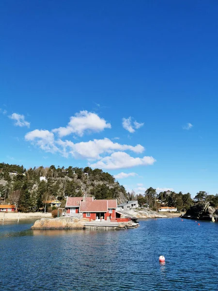 Disparo Vertical Hakavika Una Costa Del Sur Noruega Bajo Cielo — Foto de Stock