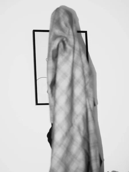Eine Abstrakte Schwarz Weiß Aufnahme Einer Eine Karierte Decke Gehüllten — Stockfoto