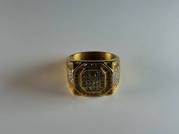 Close Anel Dourado Com Diamantes — Fotografia de Stock