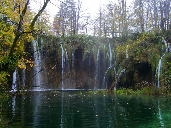 Ett Vackert Vattenfall Plitvices Nationalpark Kroatien — Stockfoto