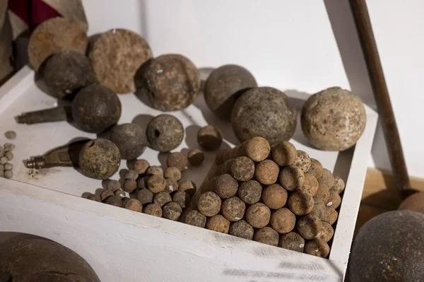 Kotak Putih Dengan Peluru Kaliber Berbeda Dipajang Museum — Stok Foto