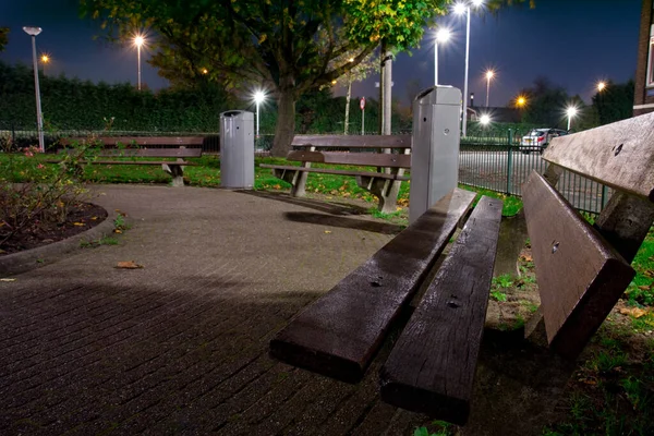 Три Скамейки Контейнер Мусора Парке — стоковое фото