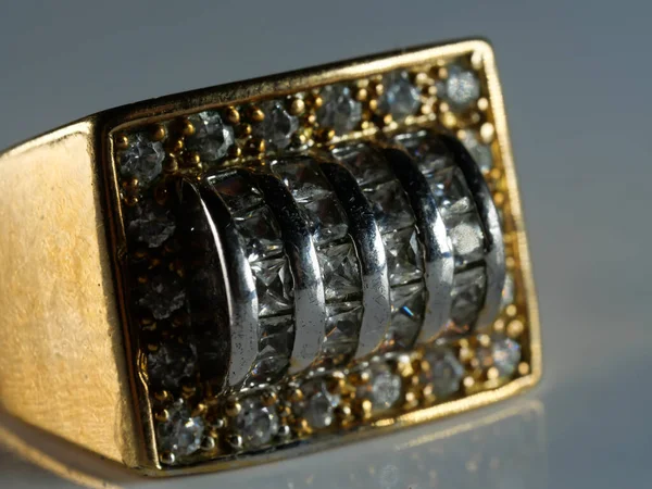 Primo Piano Anello Oro Con Diamanti — Foto Stock