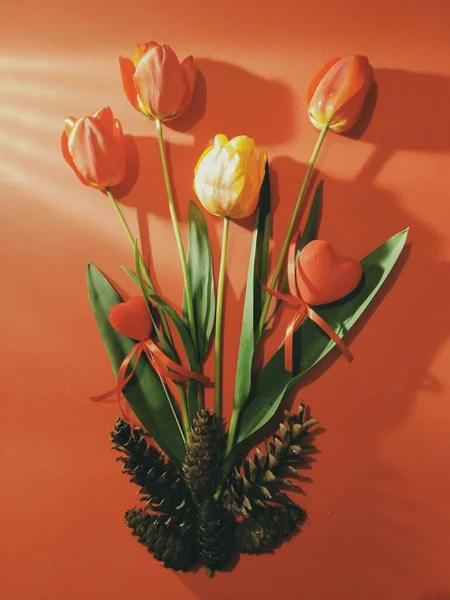 Вертикальний Знімок Романтичного Букета Тюльпанів Червоному Тлі — стокове фото