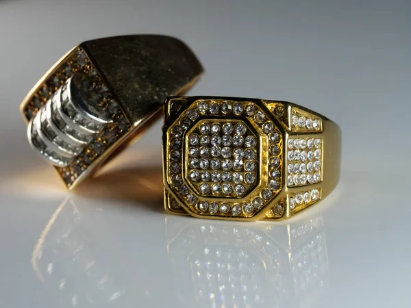 Ένα Κοντινό Πλάνο Από Χρυσά Δαχτυλίδια Διαμάντια — Φωτογραφία Αρχείου