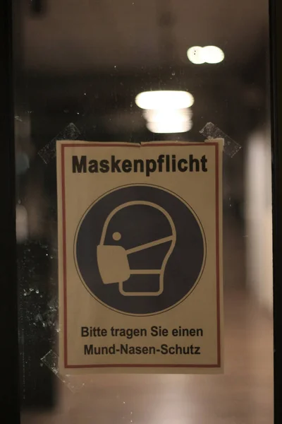 Vertikální Snímek Nápisu Němčině Vyžadující Nosit Uvnitř Masky — Stock fotografie