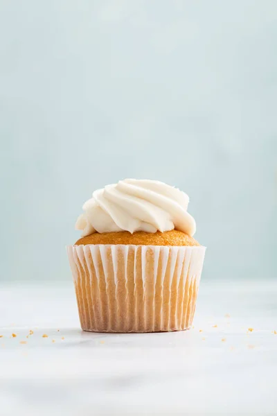 Μια Κάθετη Λήψη Των Ορεκτικών Cupcakes Κρέμα Παστέλ Μπλε Φόντο — Φωτογραφία Αρχείου