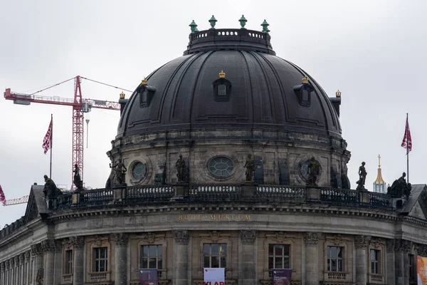 Berlini Bode Múzeum Mellette Egy Daruval — Stock Fotó