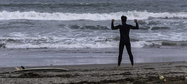 해변에 파도타기 선수의 뒷모습 — 스톡 사진