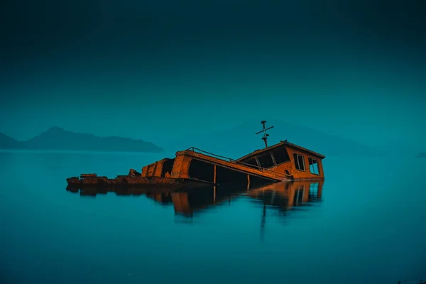 一座木制房屋陷在湖中 地平线上有群山 图片说明了它的可怕景象 — 图库照片