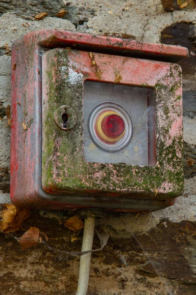 Leğen Paslı Uzun Zamandan Beri Kullanılmayan Eski Yangın Alarmı Kutusu — Stok fotoğraf