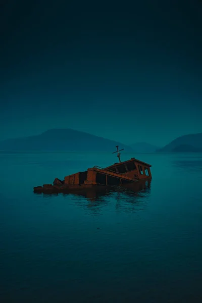 Cenário Misterioso Ilustrado Uma Casa Madeira Afundando Lago Com Montanhas — Fotografia de Stock