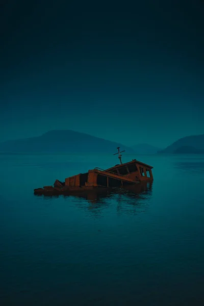 Paisaje Misterioso Ilustrado Una Casa Madera Hundiéndose Lago Con Montañas — Foto de Stock