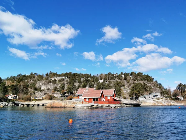 Чудовий Краєвид Хакавіки Південному Узбережжі Норвегії Червоним Будинком Під Хмарним — стокове фото
