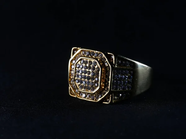 Close Anel Dourado Com Diamantes Fundo Preto — Fotografia de Stock