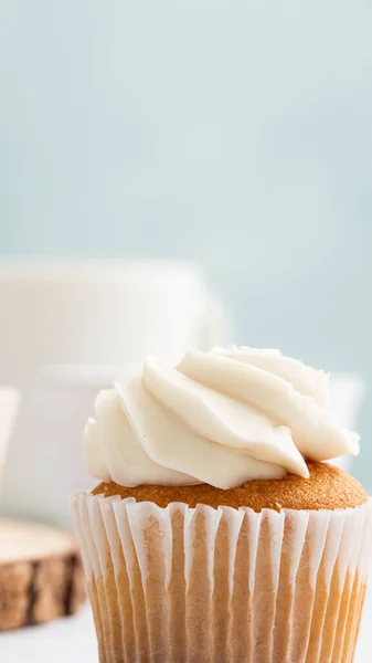 Plan Vertical Cupcakes Appétissants Crème Sur Fond Bleu Pastel — Photo