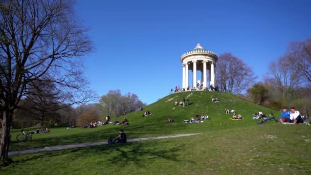 Jovens Desfrutando Clima Primavera Jardim Inglês Munique Apesar Pandemia Corona — Vídeo de Stock