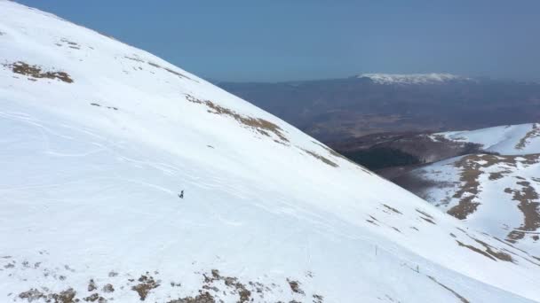 Εναέρια Άποψη Των Βουνών Που Καλύπτονται Χιόνι Στο Παρασκήνιο — Αρχείο Βίντεο