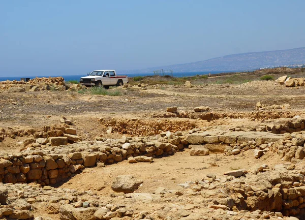 Paphos Cyprus 2012年7月29日 廃墟の風景に駐車する車 — ストック写真