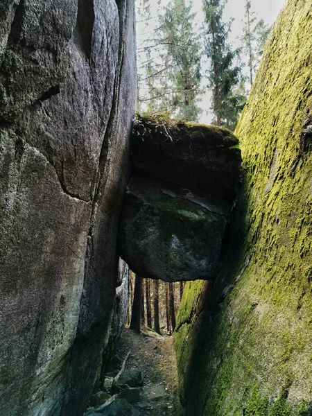 Een Verticaal Schot Van Rots Vast Tussen Twee Kliffen Larvik — Stockfoto