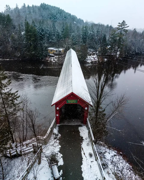 Eine Alte Überdachte Brücke Wakefield Quebec Kanada Winter Bedeckt Mit — Stockfoto